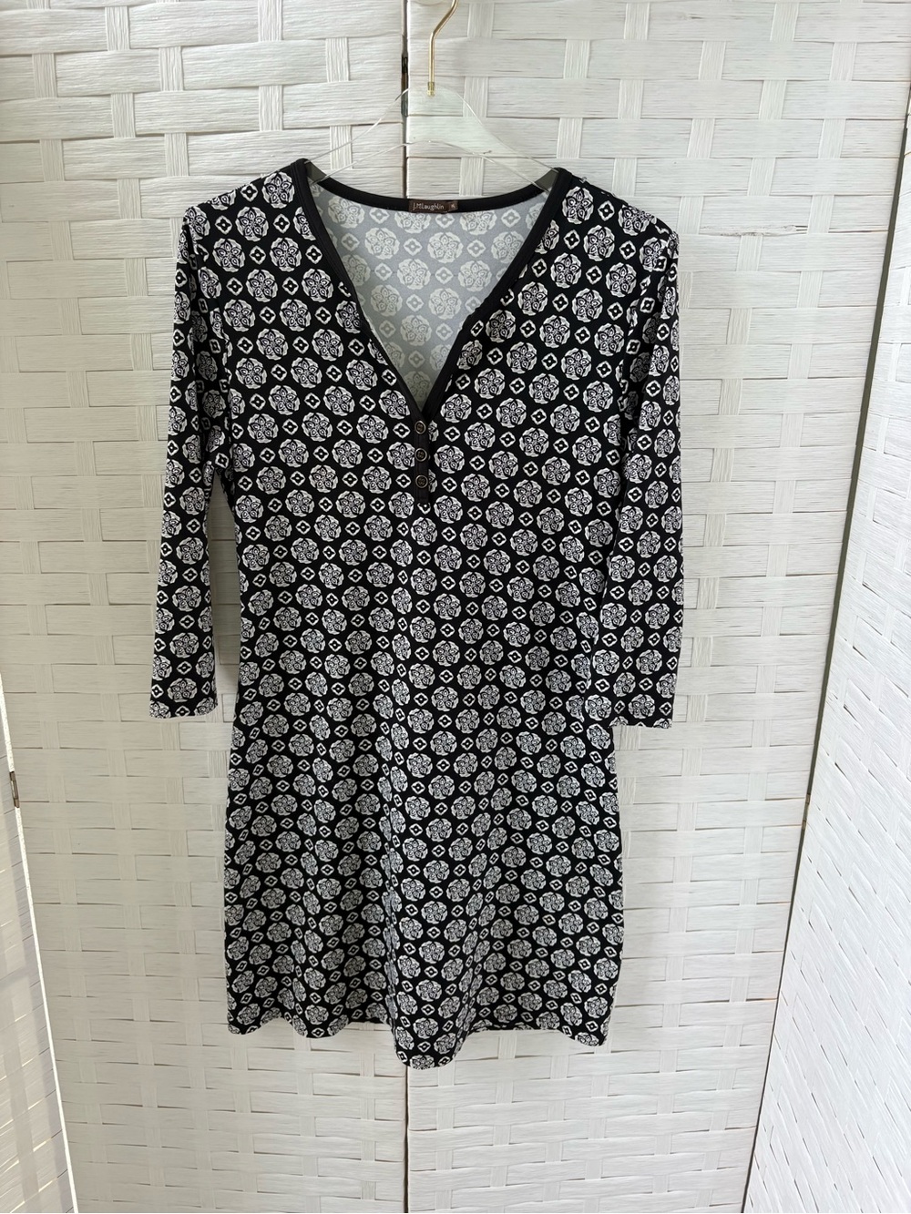 J. McLaughlin Size M Black White Floral V-Neck Dress Stretch Date Night Career